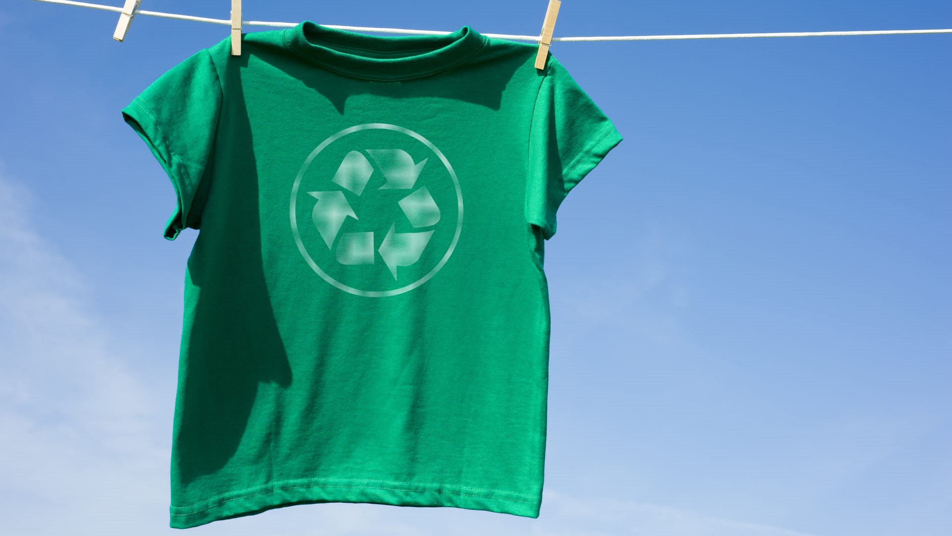 T-shirt with recycling symbol 